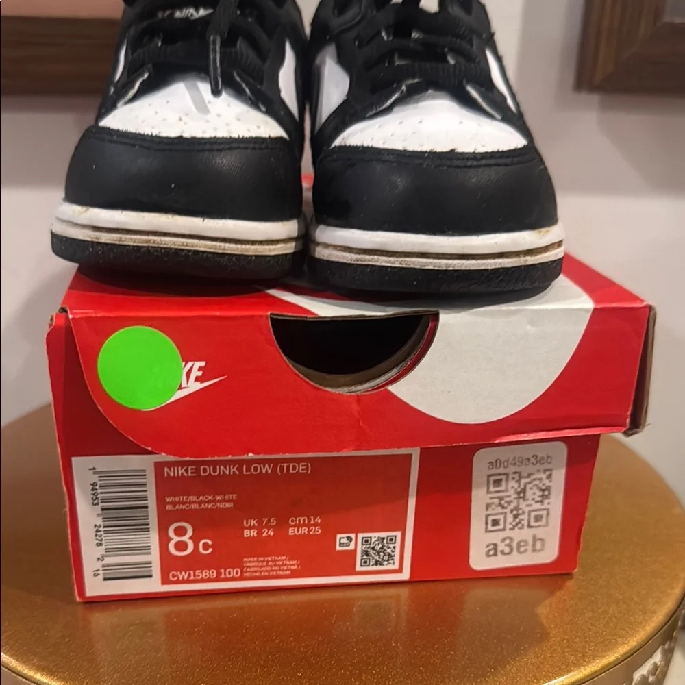 Nike Black and White Sneakers for Everyday Comfort - Picture 4 of 4